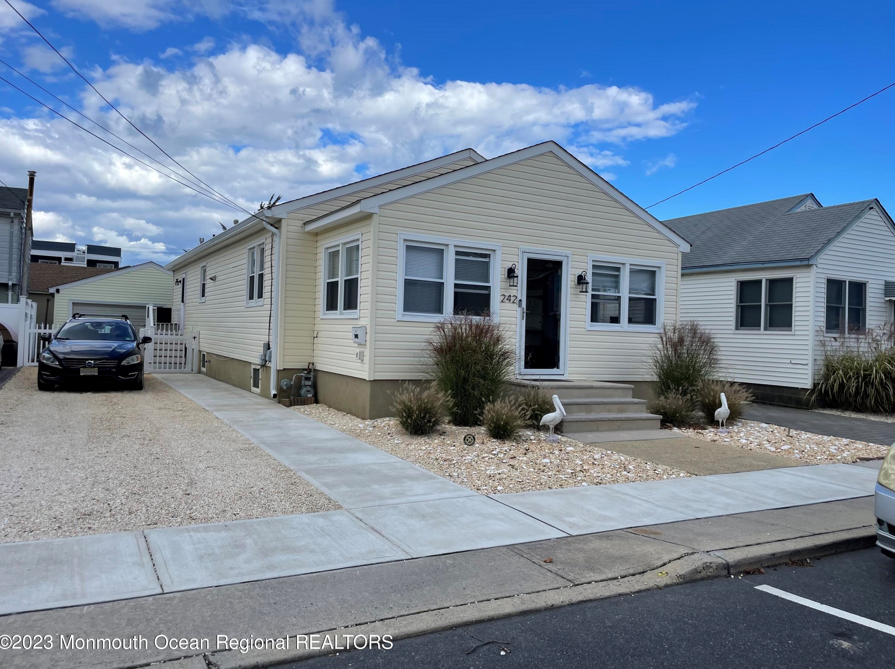 242 Carteret Ave, Pelican Island, NJ 08751