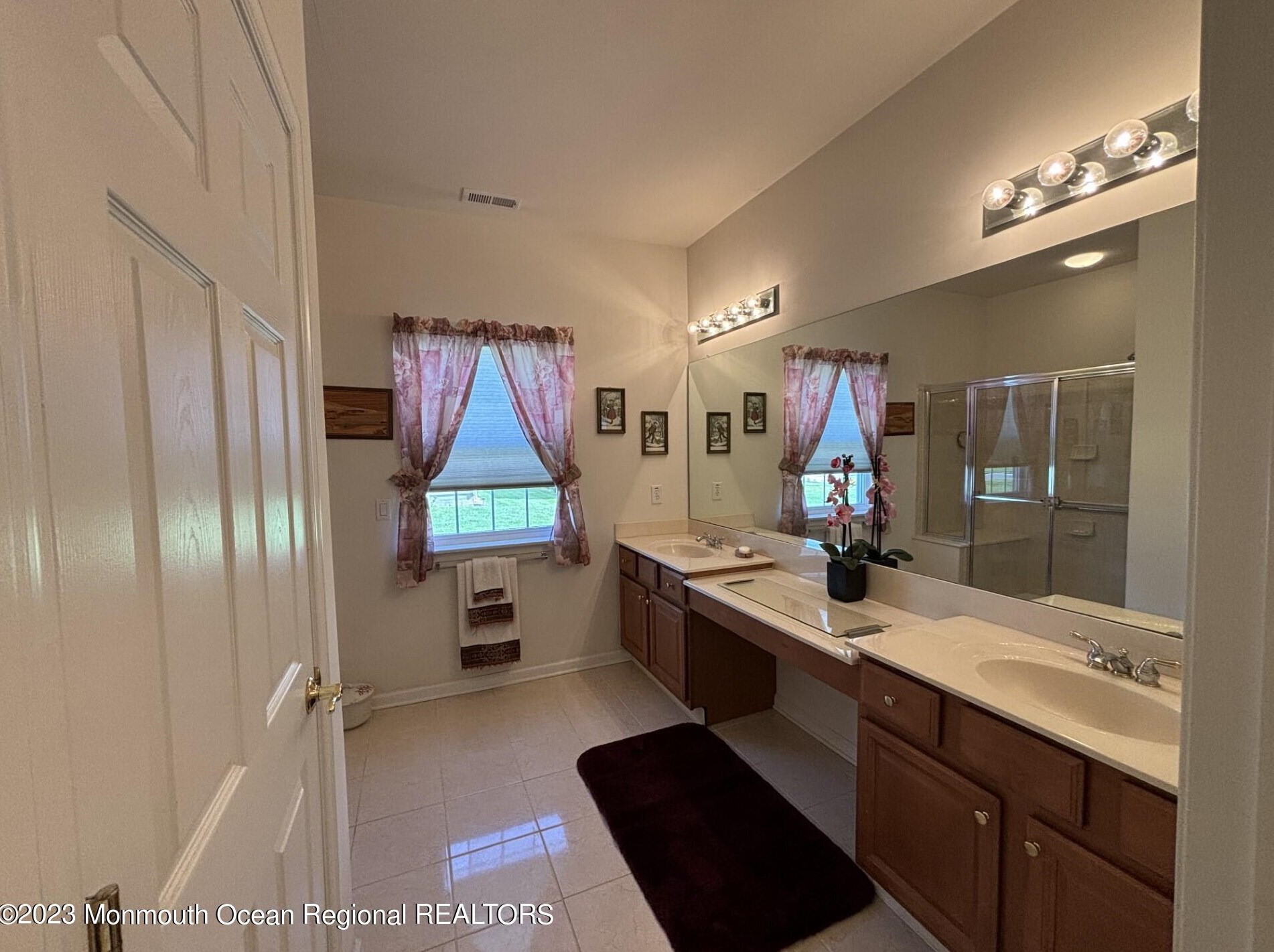 186 Valencia Dr, Monroe Township NJ  08831-5978 exterior