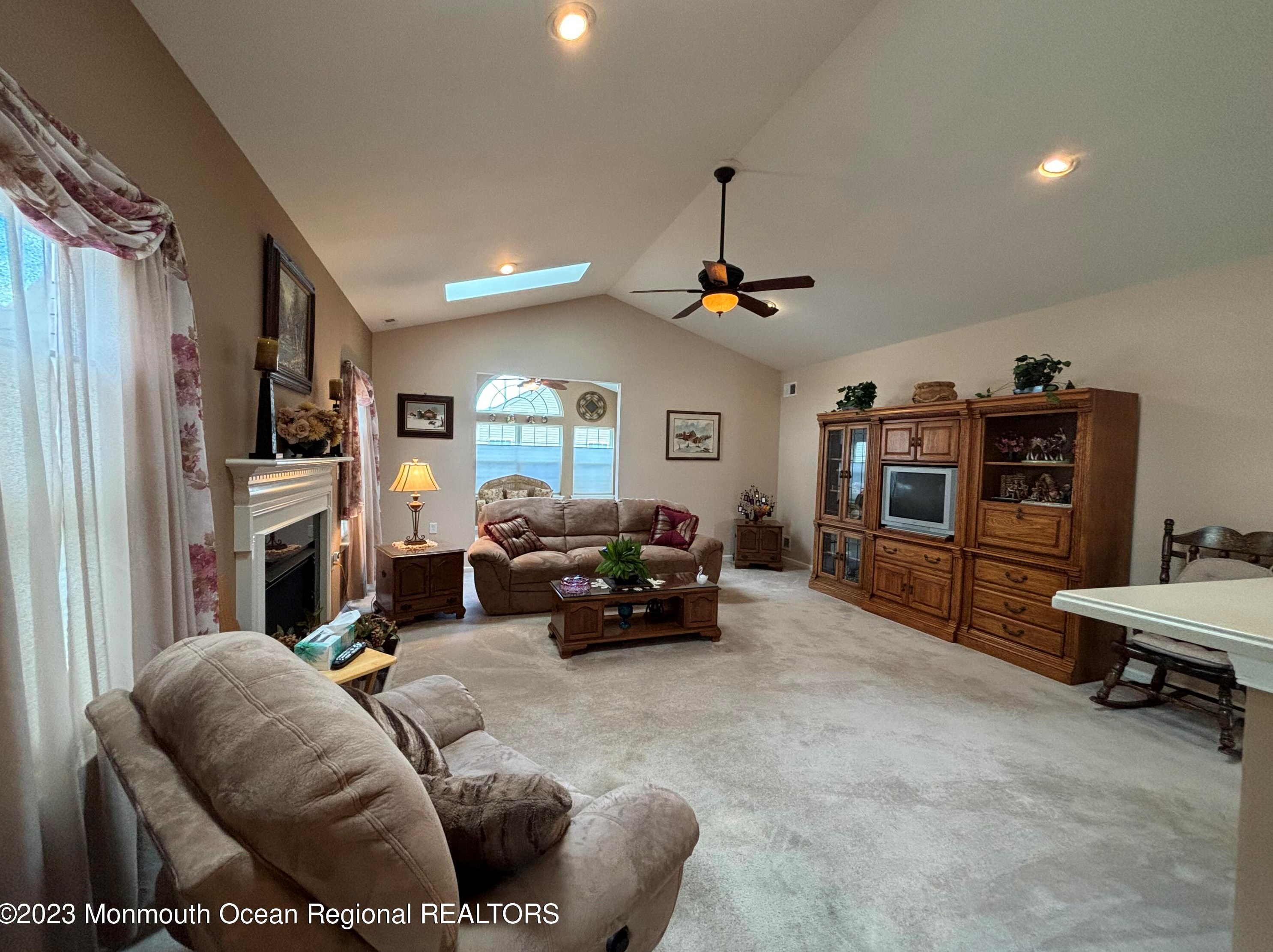 186 Valencia Dr, Monroe Township NJ  08831-5978 exterior