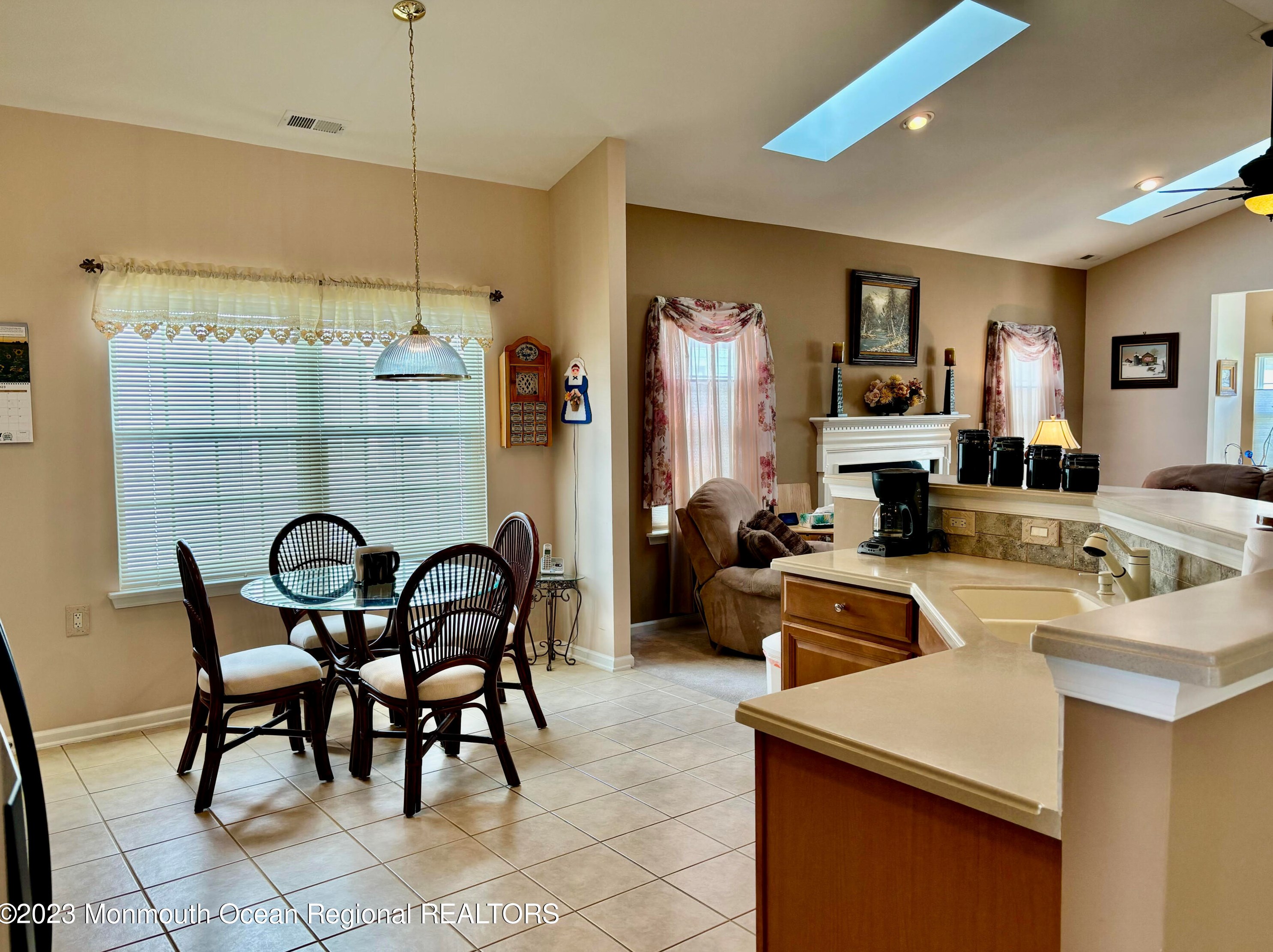 186 Valencia Dr, Monroe Township NJ  08831-5978 exterior