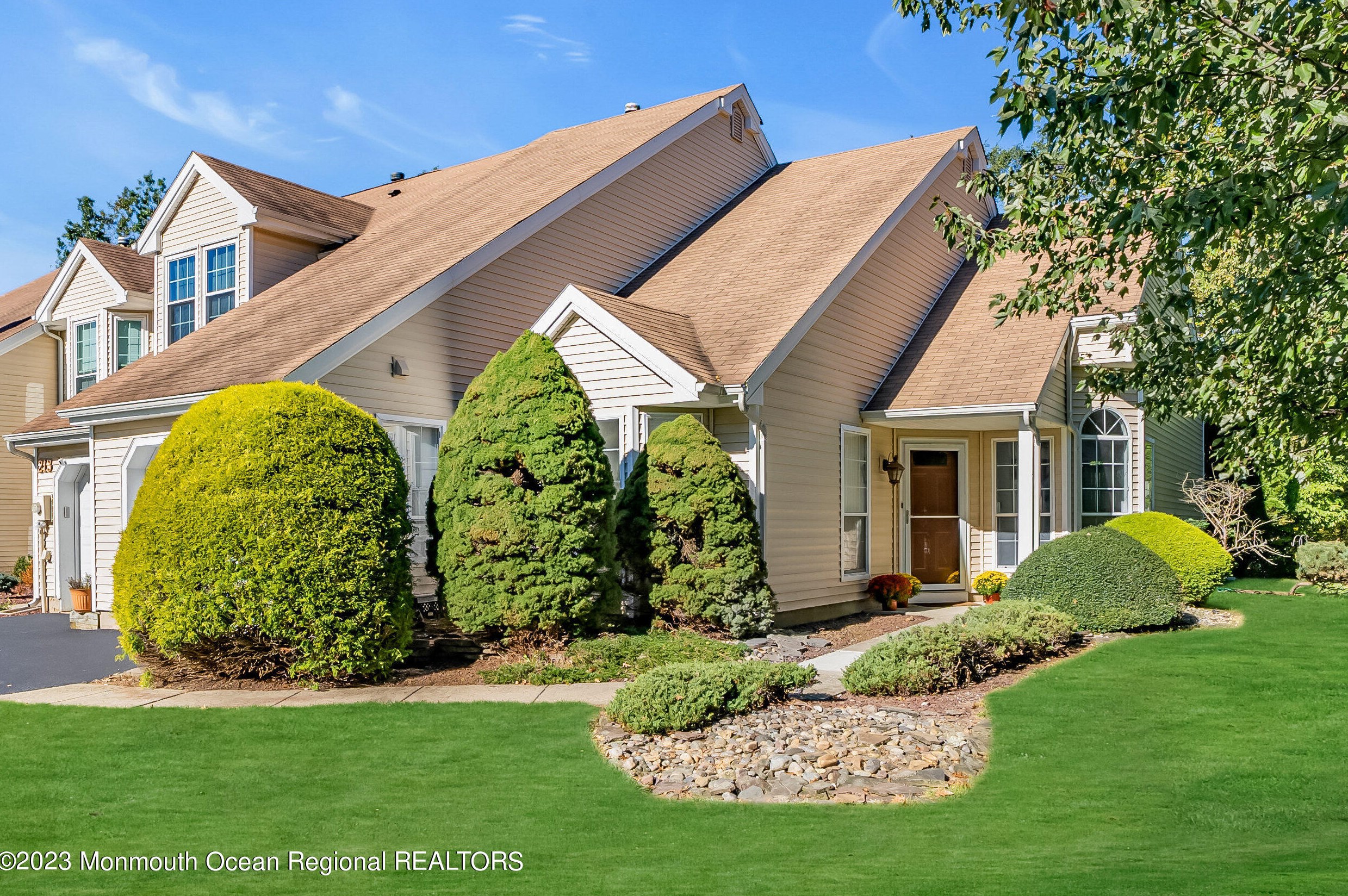 212 Daffodil Dr, East Freehold, NJ 07728