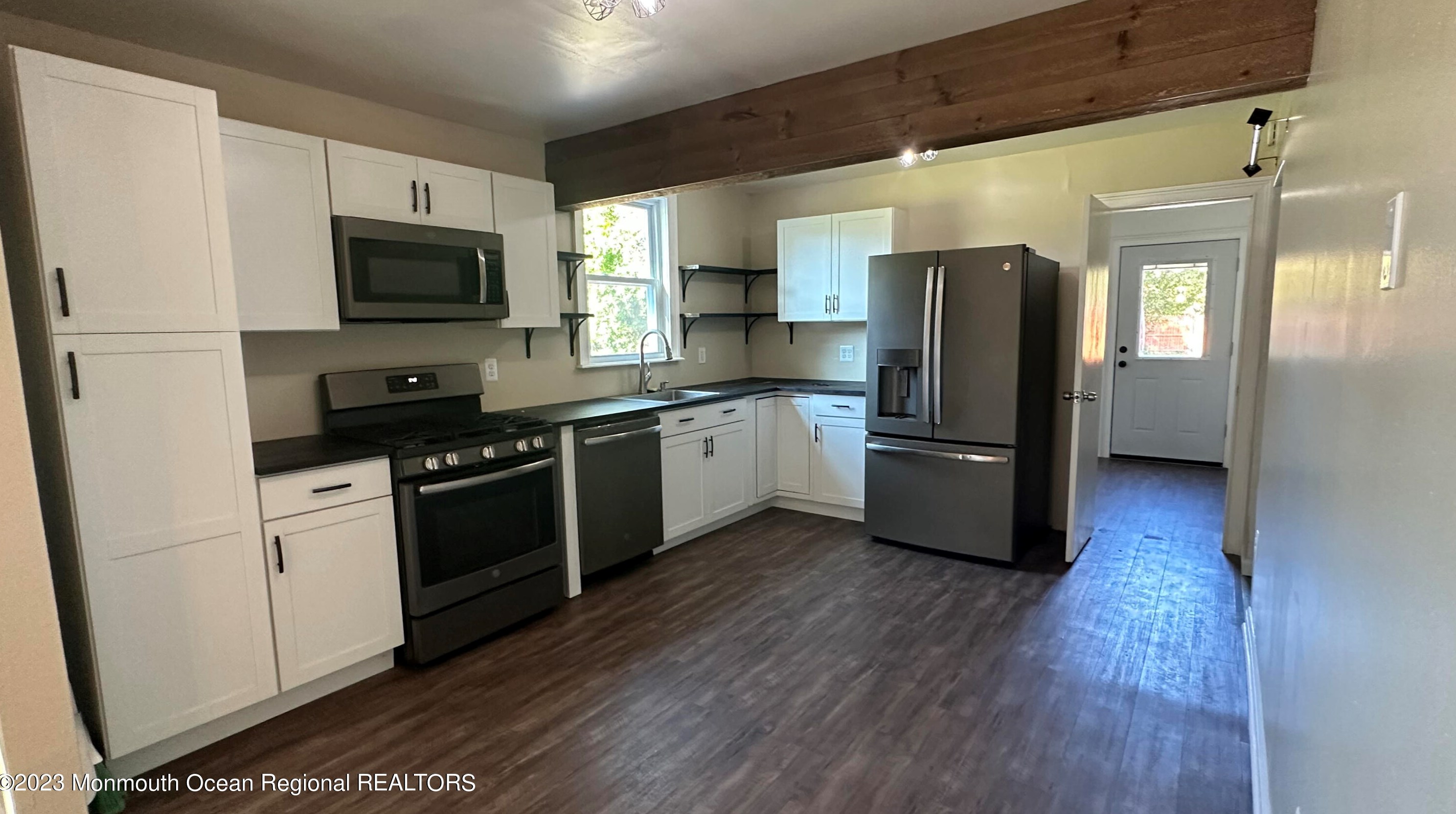 15 Cherry St, Tuckerton NJ  08087-9732 exterior