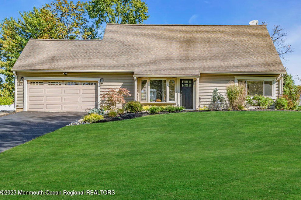 8 Hillside Rd, Millstone Township, NJ 07726-4221