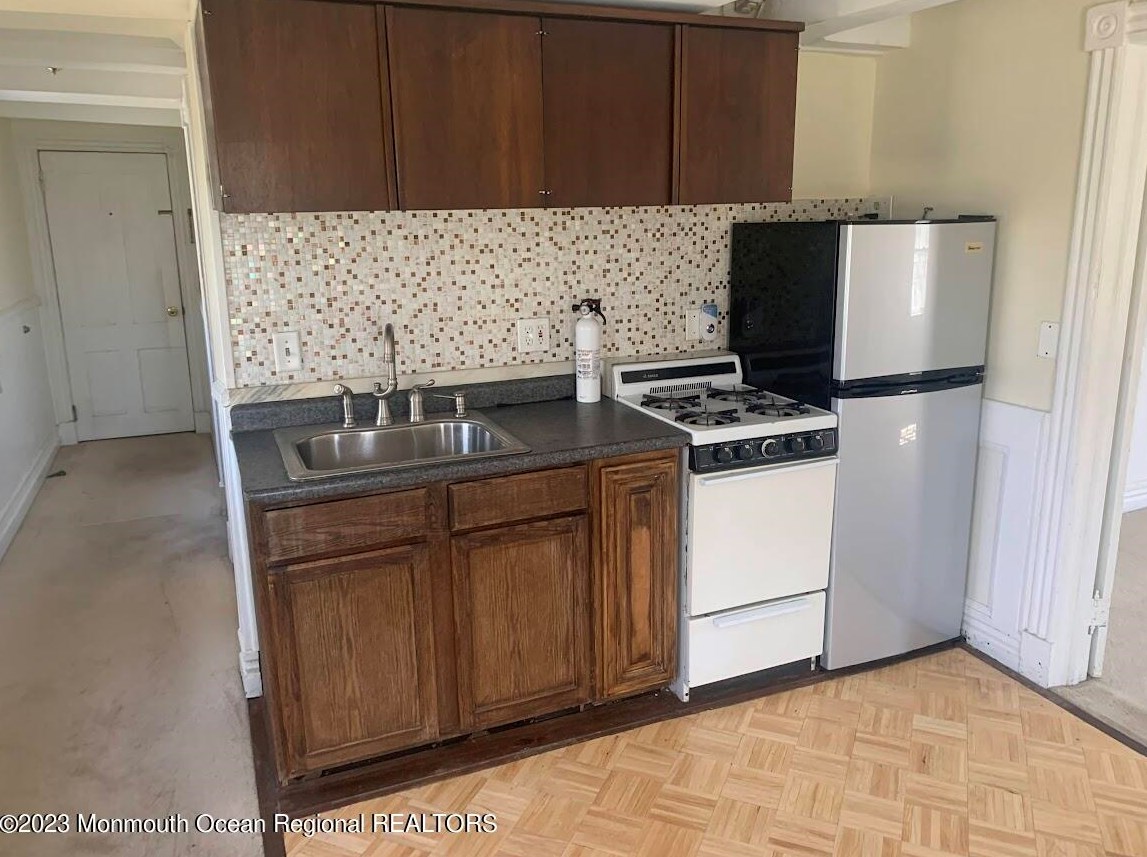 7 Monmouth Rd, Oakhurst, NJ 07755