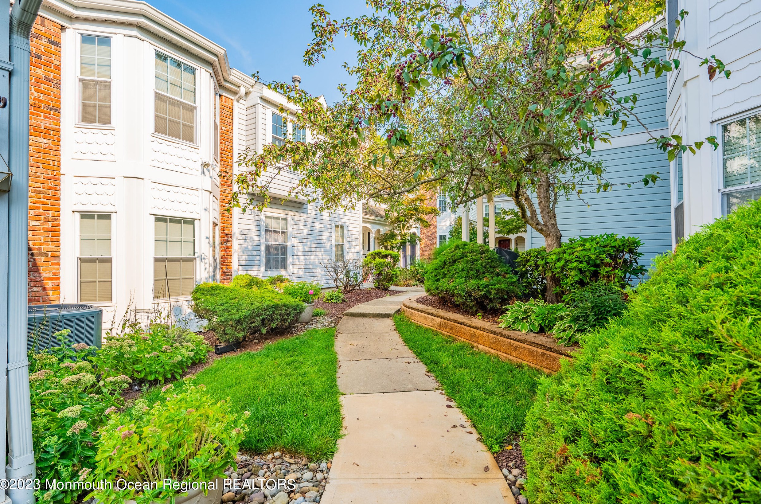 157 Tulip Ln, East Freehold, NJ 07728