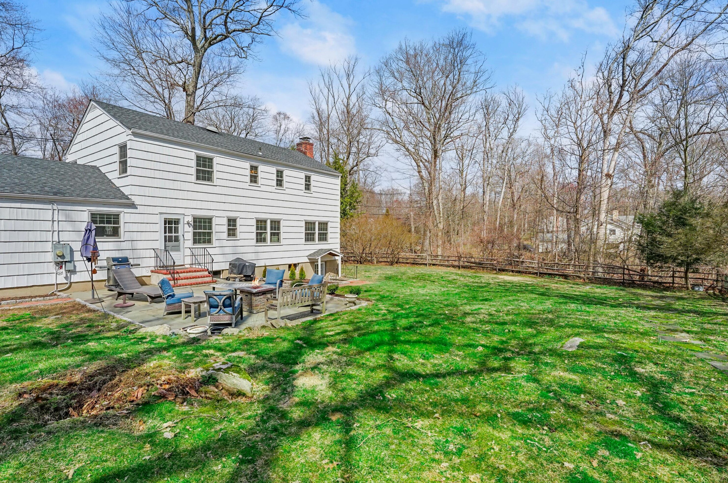 6 Betsys Ln, New Canaan, CT 06840