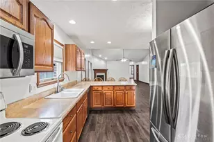 2930 Delaware Cir, Piqua, OH 45356 - Photo 8