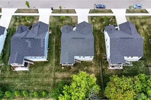 6777 Crystal Harbour Dr, Middletown, OH 45042 - Photo 2