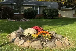 1811 Greenbriar Dr, Troy, OH 45373 - Photo 2
