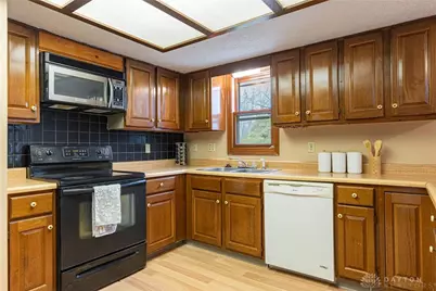 7601 Springdawn Drive, Trotwood, OH 45426 - Photo 8