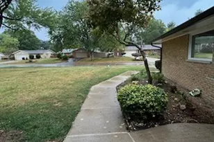 2272 Berrycreek Dr, Dayton, OH 45440 - Photo 2