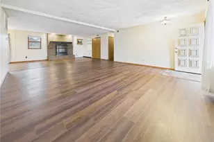 126 Royal Oaks Dr, Greenville, OH 45331 - Photo 2