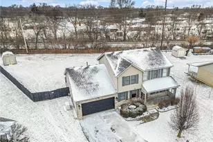 220 Auburn Meadows Ct, Carlisle, OH 45005 - Photo 2