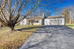 1929 Grange View Dr, Beavercreek, OH 45432 - Photo 2