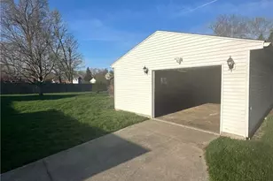 6121 Freeport Dr, Clayton, OH 45415 - Photo 2