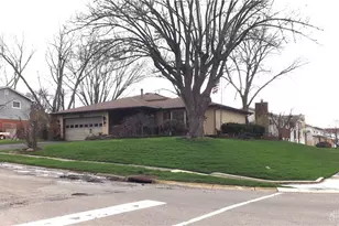 801 Crestmont Dr, Riverside, OH 45431 - Photo 2