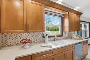 1650 E Slater Ct, Beavercreek Twp, OH 45385 - Photo 8