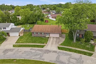 6824 Laurelview Dr, Huber Heights, OH 45424 - Photo 2