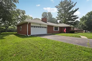 2078 S Belleview Dr, Bellbrook, OH 45305 - Photo 2