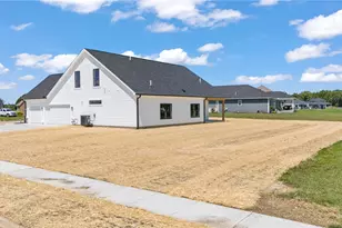 2691 Pleasant View Dr, Troy, OH 45373 - Photo 4