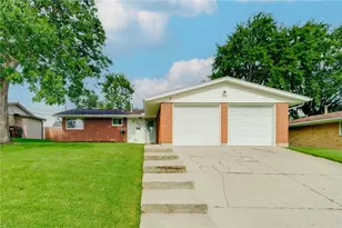 1377 Maple Grove Dr, Fairborn, OH 45324 - Photo 2