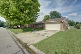 1381 Oaktree Dr, Greenville, OH 45331 - Photo 2