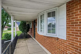 1021 Bethune Cir, Dayton, OH 45417 - Photo 4