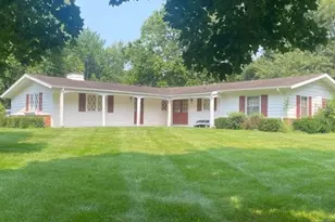 827 Hickory Ln, Troy, OH 45373 - Photo 2