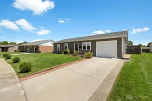 215 Woodfield Dr, Brookville, OH 45309 - Photo 4