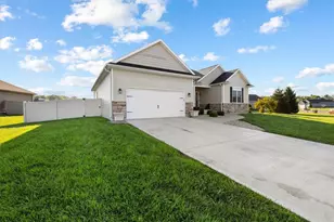 1005 Haverhill Dr, Troy, OH 45373 - Photo 2