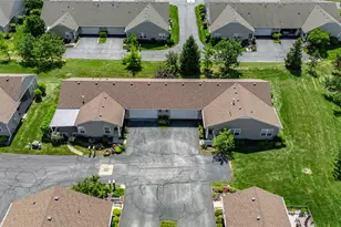 1922 Falling Leaf Ln, Miamisburg, OH 45342 - Photo 2