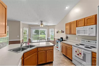 1086 Deercreek Drive, Fairborn, OH 45324 - Photo 14