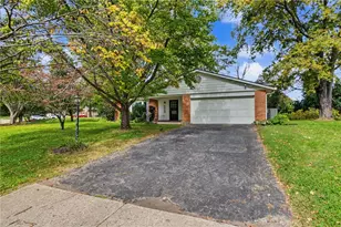 4410 Pebblestone Ct, Beavercreek, OH 45432 - Photo 2