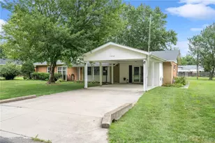 586 Forest Lake Dr, Wilmington, OH 45177 - Photo 1