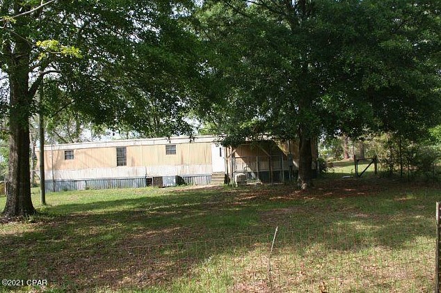 3252 Triple Ln, Caryville FL  32425-6406 exterior