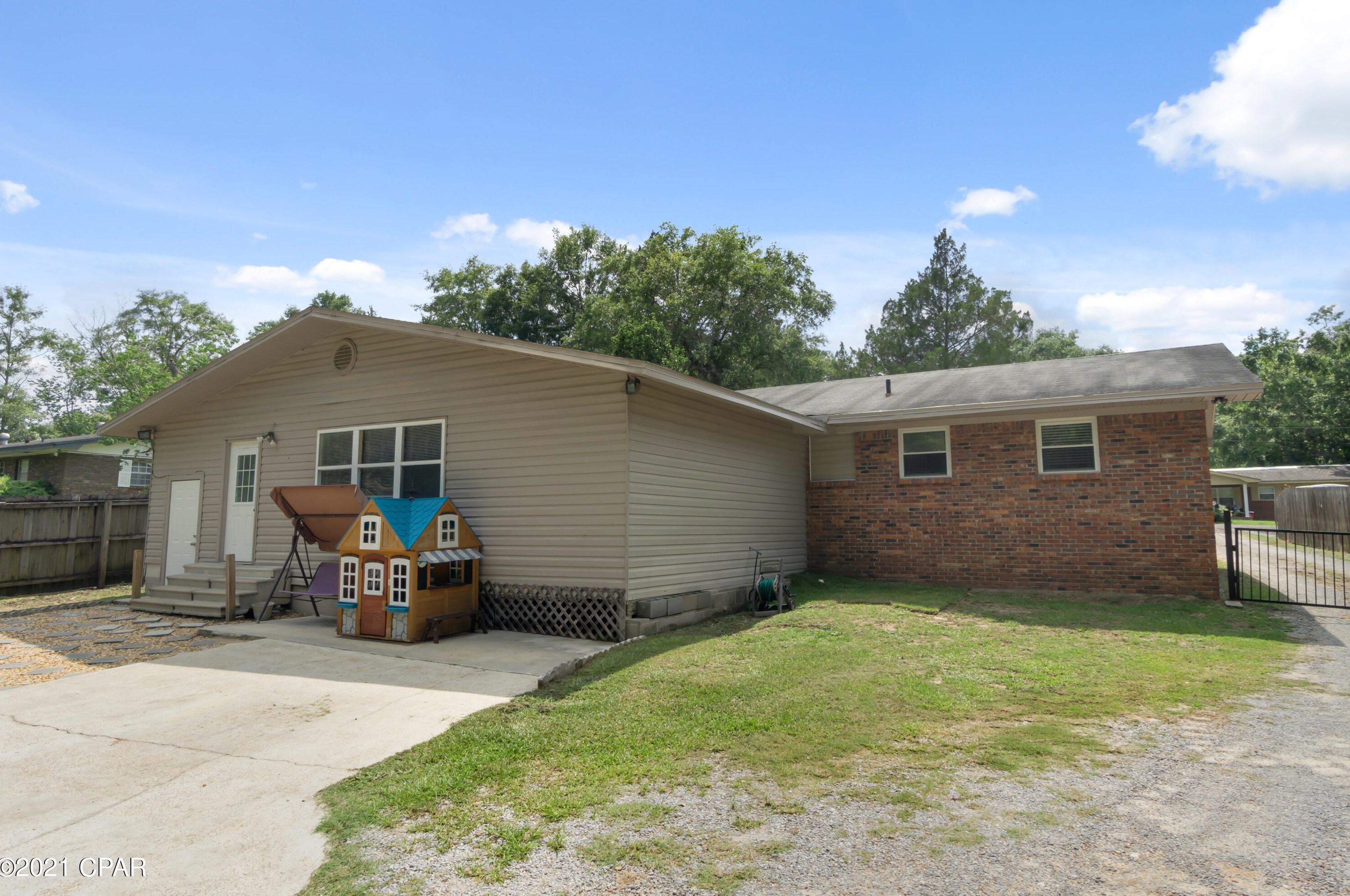 1200 State St, Caryville FL  32425-1404 exterior