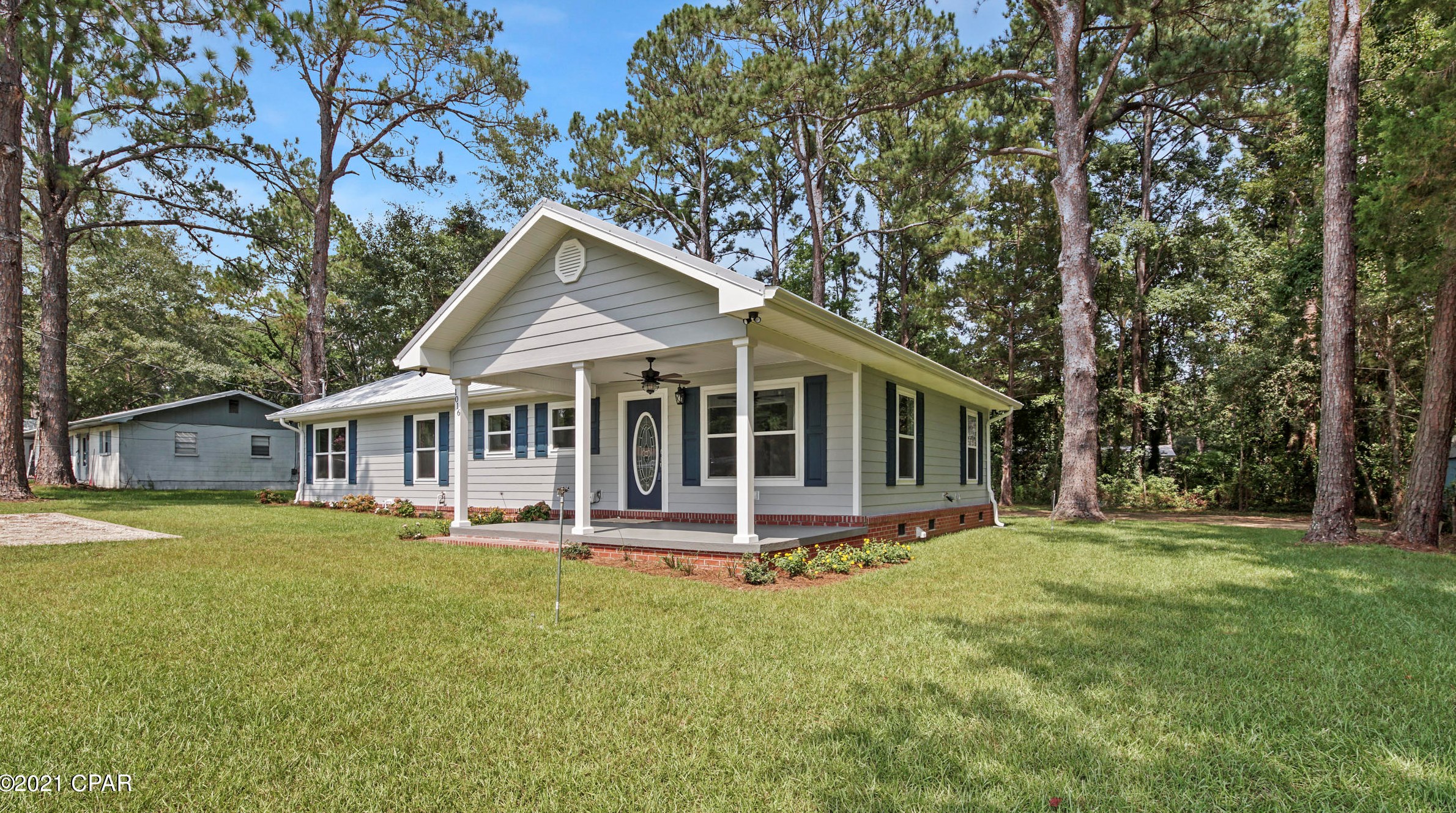 1016 Scenic Hill Circle Dr, Caryville, FL 32425-3025