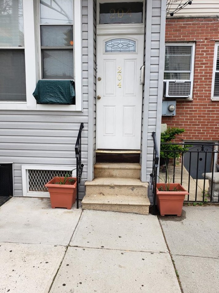 204 19th St, Union City, NJ 07087
