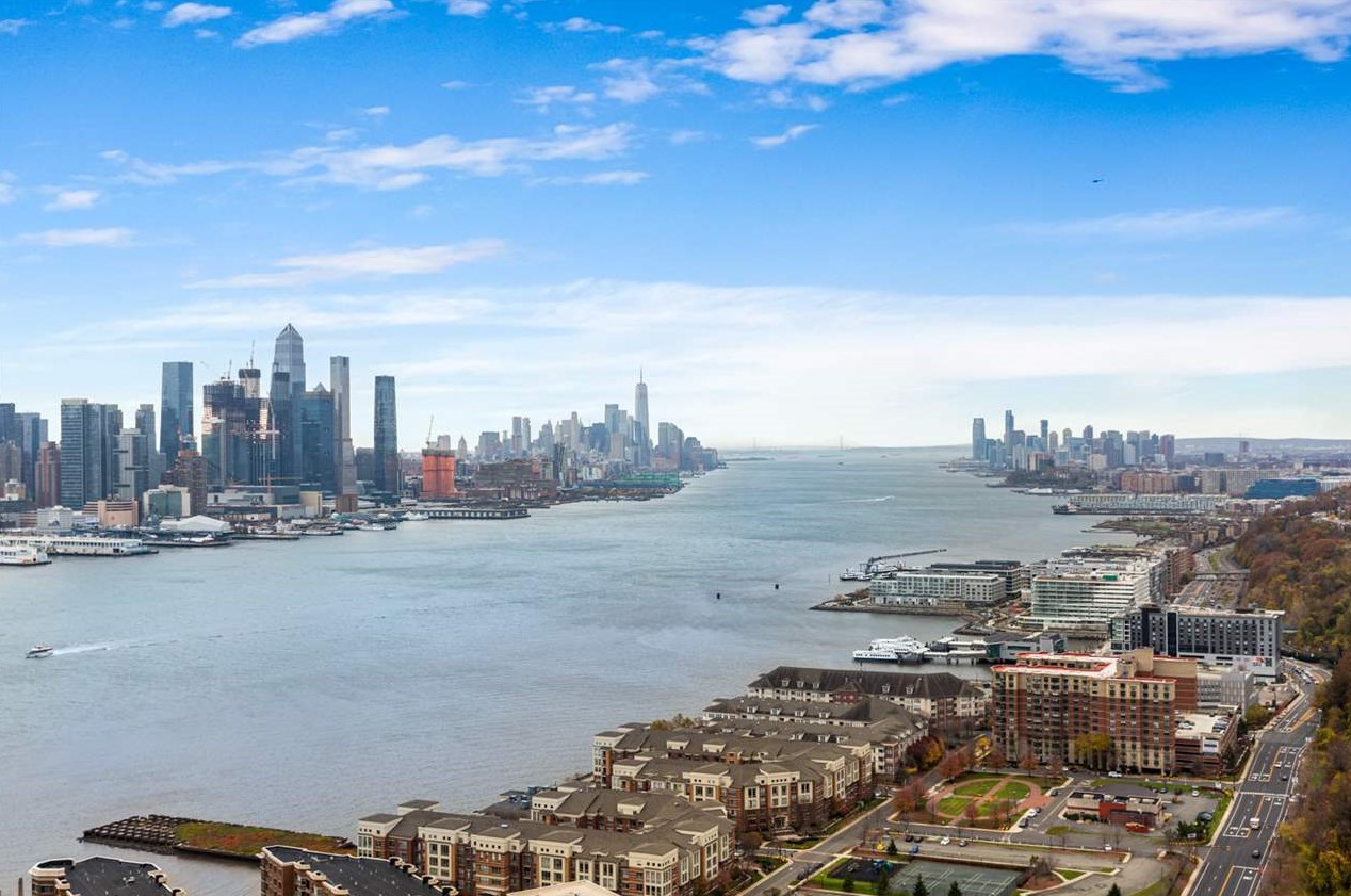 6040 Boulevard E #32f, West New York, NJ 07093