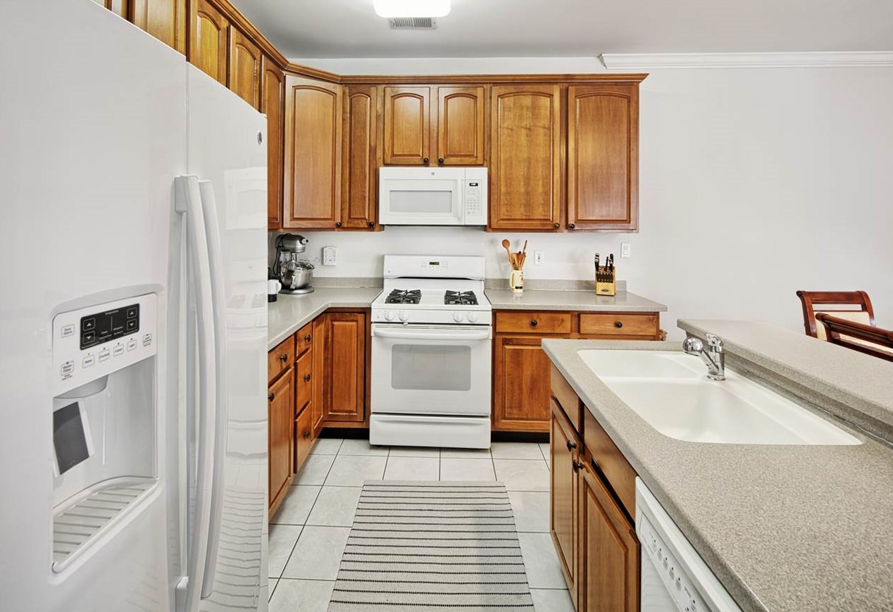 381 Kingston Ct, West New York, NJ 07093-8313