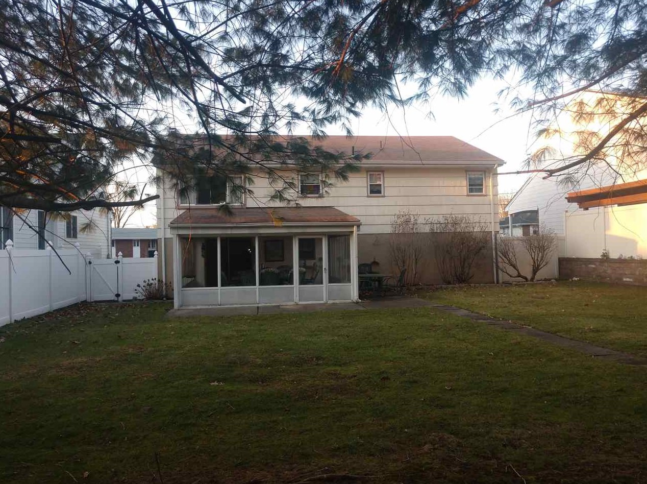 638 Chestnut Pl, Secaucus, NJ 07094-3204