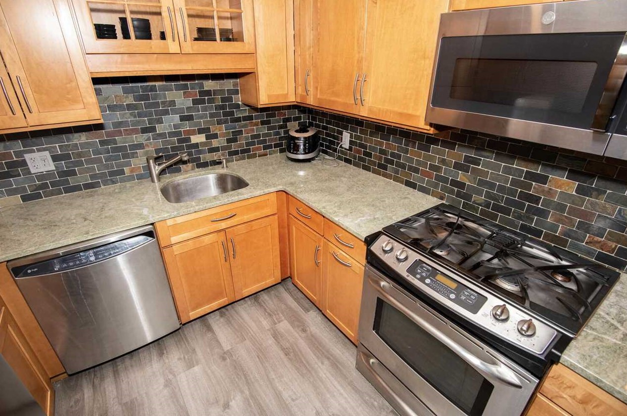 581 Sanderling Ct, Secaucus NJ 07094-2220 exterior