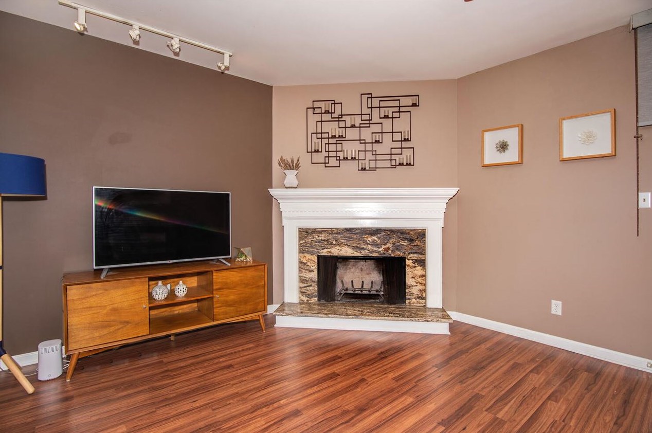 581 Sanderling Ct, Secaucus NJ 07094-2220 exterior