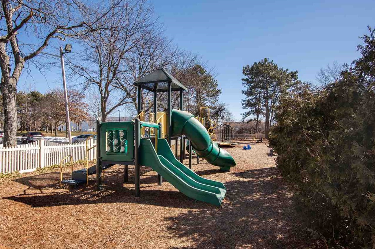 581 Sanderling Ct, Secaucus NJ 07094-2220 exterior