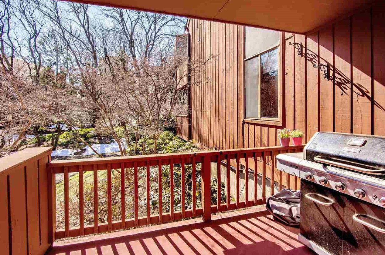 581 Sanderling Ct, Secaucus NJ 07094-2220 exterior