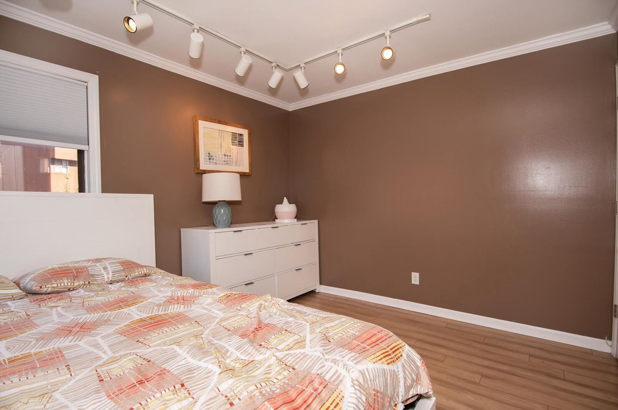 581 Sanderling Ct, Secaucus NJ 07094-2220 exterior