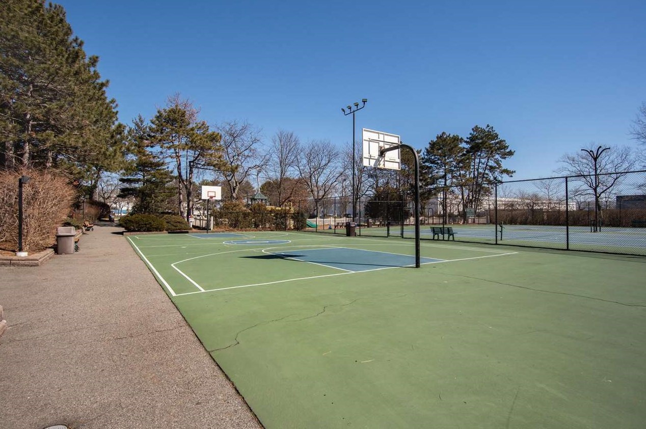 581 Sanderling Ct, Secaucus NJ 07094-2220 exterior