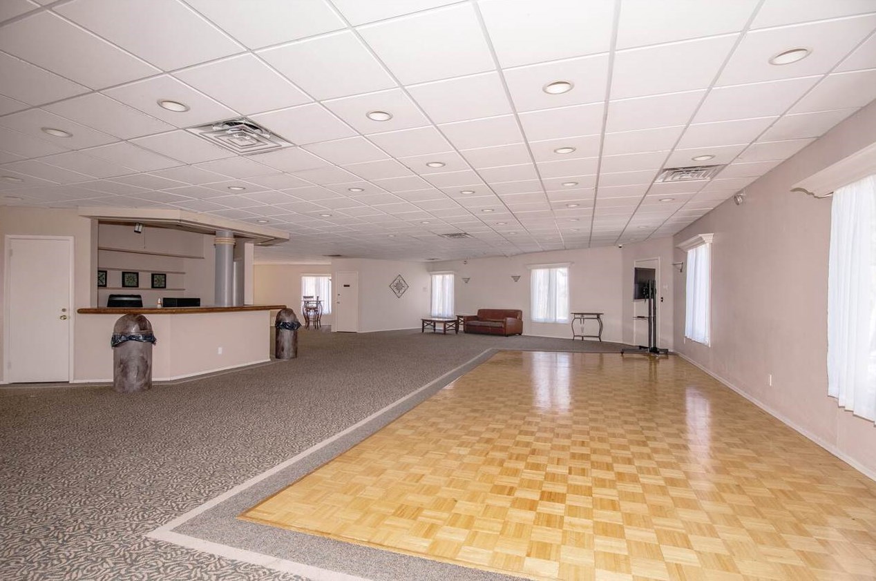 581 Sanderling Ct, Secaucus NJ 07094-2220 exterior