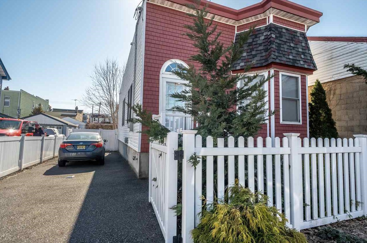 758 Humboldt St, Secaucus, NJ 07094