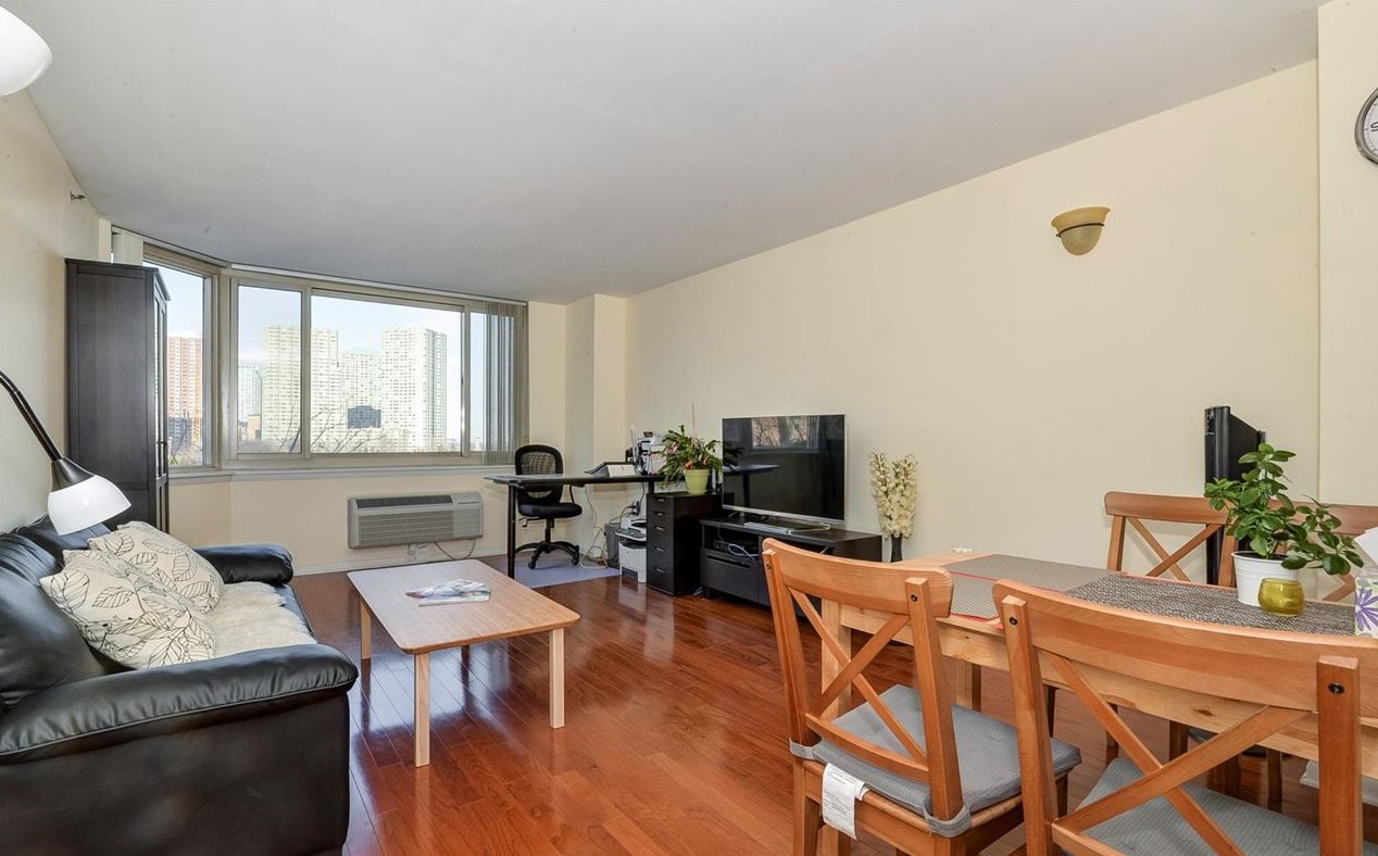 20 2nd St, Jersey City, NJ 07302-3075